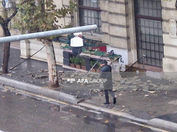 Bakının mərkəzində eyvan uçdu - xəsarət alan var - VİDEO - FOTO