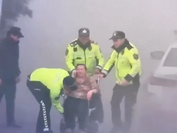 Yol polisi yanğında çarəsiz qalan qadını belə xilas etdi - <span class="color_red">VİDEO</span>