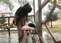 Bacısı evinin açarını əlindən alıb, 3 aydır evə qoymur - Zirzəmidə yaşayır... - VİDEO