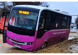 Sumqayıtda avtobus palçıqlı yolda batdı - VİDEO