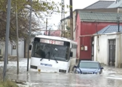 &quot;6-7 ildir hər qış bu yolda əziyyət çəkirik...” - VİDEO