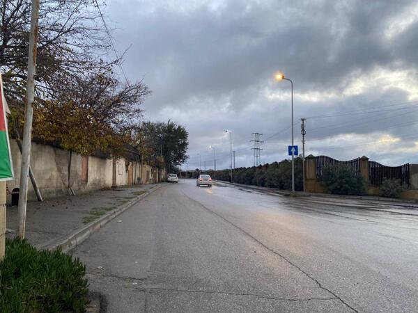 Bakıda səkiyə çirkab suyu axır - İyrənc vəziyyət yaranıb - FOTO