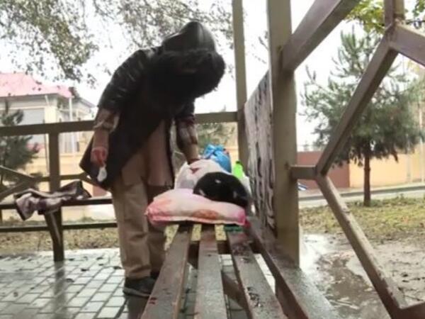 Bacısı evinin açarını əlindən alıb, 3 aydır evə qoymur - Zirzəmidə yaşayır... - VİDEO