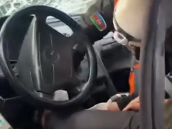 Bakıda iki maşın toqquşdu - Sürücü avtomobildə sıxılı vəziyyətdə qaldı - <span class="color_red">VİDEO</span>