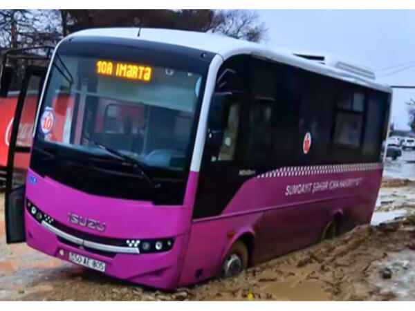 Sumqayıtda avtobus palçıqlı yolda batdı - VİDEO