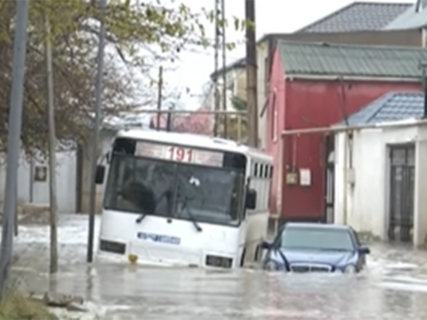 &quot;6-7 ildir hər qış bu yolda əziyyət çəkirik...” - VİDEO