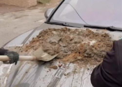 Bakıda &quot;Porsche&quot;nin üstündə beton qarışdırdılar - <span class="color_red">VİDEO</span>