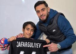 Elvin sığınacaqdakı &quot;Qarabağ&quot; fanatı ilə görüşdü - <span class="color_red">FOTO</span>