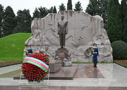 İlham Əliyev və Mehriban Əliyeva Ümummilli Lider Heydər Əliyevin məzarını ziyarət ediblər