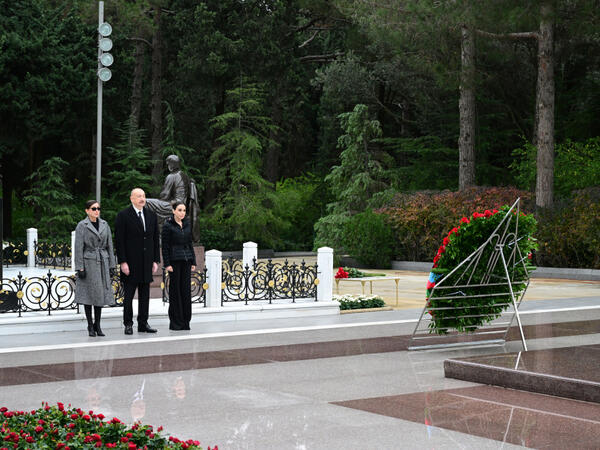 İlham Əliyev və Mehriban Əliyeva Ümummilli Lider Heydər Əliyevin məzarını ziyarət ediblər - FOTO