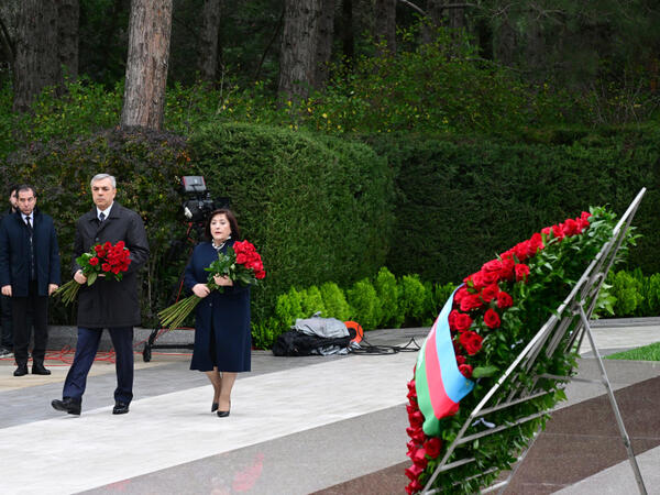 Dövlət və hökumət rəsmiləri Fəxri xiyabanda Ulu Öndər Heydər Əliyevin xatirəsini yad ediblər - FOTO