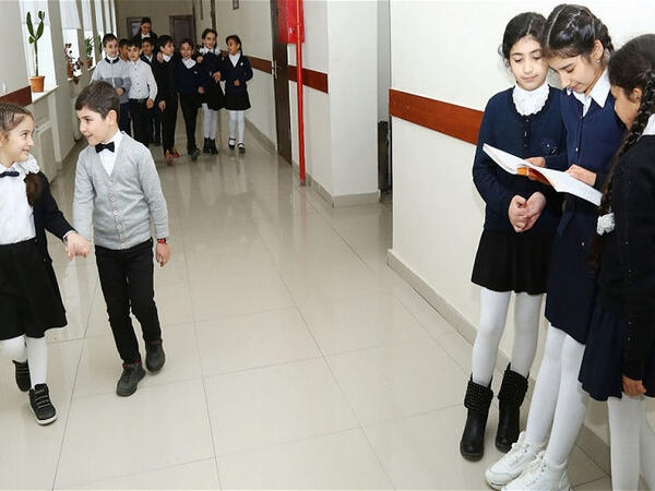 Azərbaycan məktəblərində tənəffüs qaydaları pozulur - Təhsil eksperti həyəcan təbili çaldı