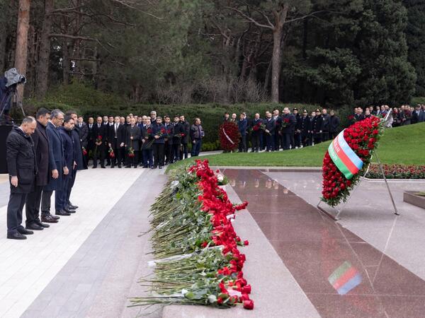 &quot;AzerGold&quot;un kollektivi Ümummilli Lider Heydər Əliyevin məzarını ziyarət edib - <span class="color_red">FOTOlar</span>