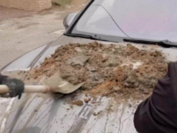 Bakıda &quot;Porsche&quot;nin üstündə beton qarışdırdılar - <span class="color_red">VİDEO</span>