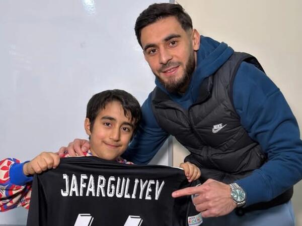 Elvin sığınacaqdakı &quot;Qarabağ&quot; fanatı ilə görüşdü - <span class="color_red">FOTO</span>