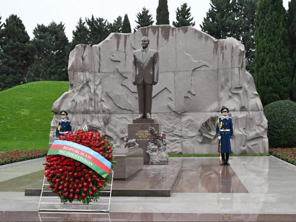 İlham Əliyev və Mehriban Əliyeva Ümummilli Lider Heydər Əliyevin məzarını ziyarət ediblər