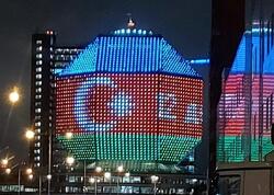 Belarus Milli Kitabxanasının binası Azərbaycan bayrağının rəngləri ilə işıqlandırılıb - VİDEO