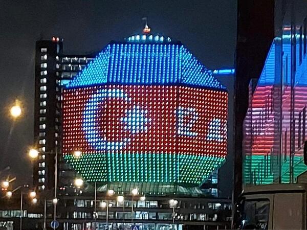 Belarus Milli Kitabxanasının binası Azərbaycan bayrağının rəngləri ilə işıqlandırılıb - VİDEO