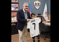 VİP-də yer ayrılsa da, azarkeşlərlə birgə izlədi