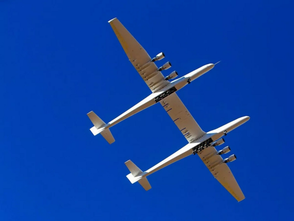 Qanadları futbol meydançasından böyük olan nəhəng təyyarənin uçuşu baş tutdu