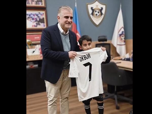 VİP-də yer ayrılsa da, azarkeşlərlə birgə izlədi