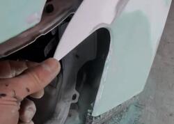 Çin maşınını təmir edən dəmirçi dəhşətə gəldi - Bir barmaqla əyilir - VİDEO