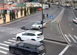 Öz-özünə hərəkət edən avtomobil qəza törətdi - <span class="color_red">VİDEO</span>