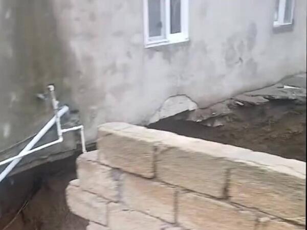 Biləcəridə evin altından &quot;yer qaçdı&quot; - VİDEO