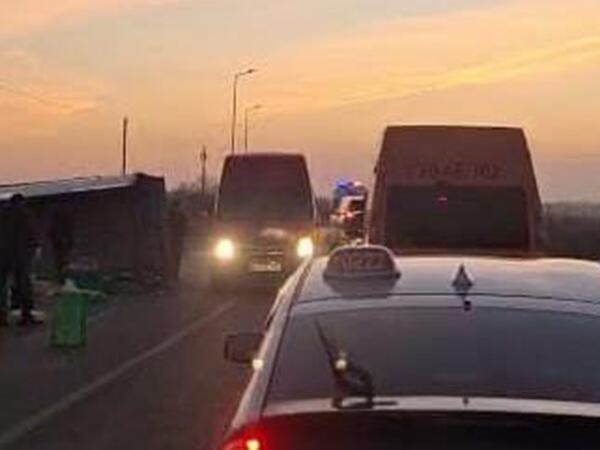 Üç avtomobil toqquşdu - Broyler toyuqları ətrafa dağıldı