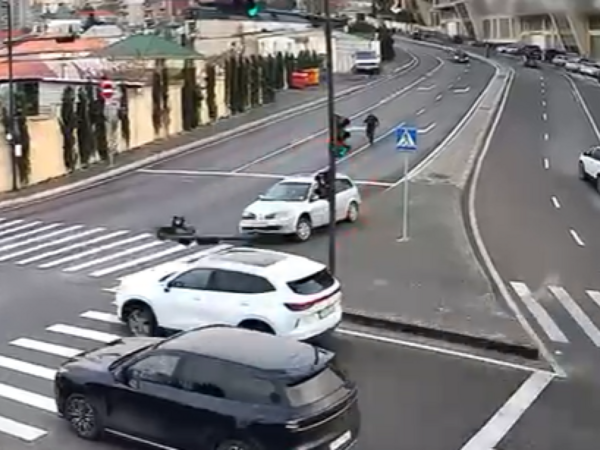 Öz-özünə hərəkət edən avtomobil qəza törətdi - <span class="color_red">VİDEO</span>