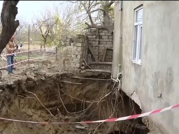 Binəqədidə evin bünövrəsi çökdü - “Evə gələn kimi gördük ki,..." - <span class="color_red">VİDEO</span>