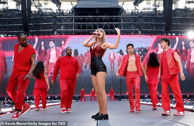 İşçilərinin hər birinə 100 min dollar verdi -