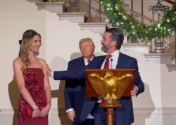 Trampın oğlu onunla nişanlandı - <span class="color_red">VİDEO</span>