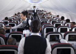 Təyyarədə "panik atak" keçirən qadın gərginlik yaratdı - <span class="color_red">VİDEO</span>