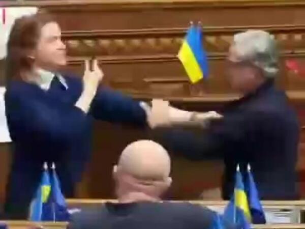 Ukrayna Ali Radasında deputatlar arasında əlbəyaxa dava - <span class="color_red">VİDEO</span>