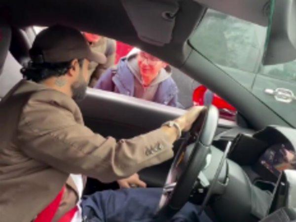 Bakıda ona yaxınlaşan uşaqlara bir topa pul verdi