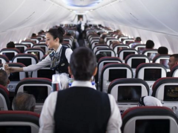 Təyyarədə "panik atak" keçirən qadın gərginlik yaratdı - <span class="color_red">VİDEO</span>