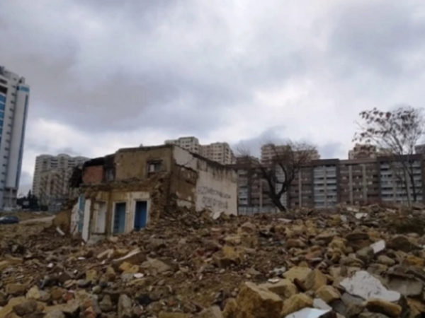 Bakıda bu evlər və obyektlər qəfil çökə bilər - Əvvəl çatlar yaranır - AÇIQLAMA