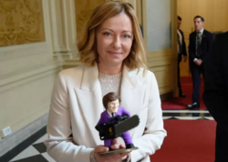 Meloni dünya liderlərindən aldığı hədiyyələri satır - <span class="color_red">FOTO</span>