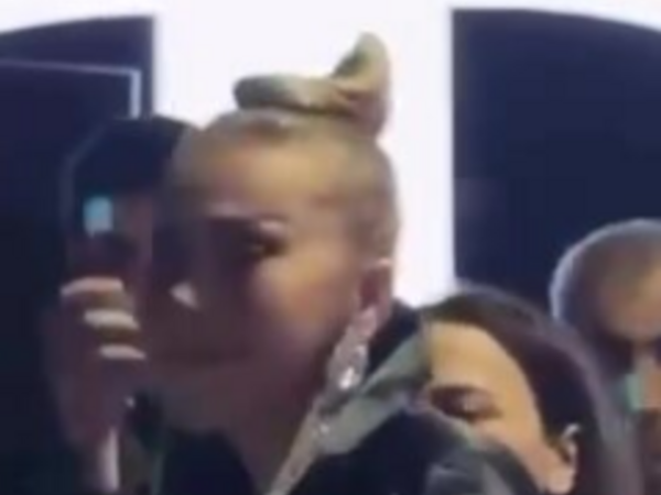 Səhnəyə qayıdan Rəqsanə hönkürdü - VİDEO