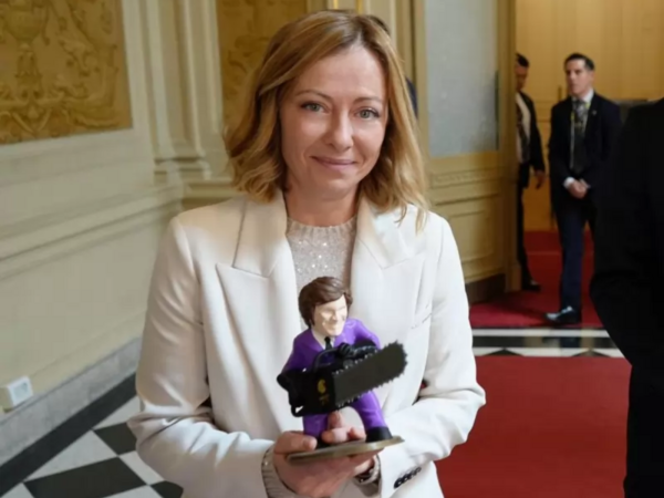 Meloni dünya liderlərindən aldığı hədiyyələri satır - <span class="color_red">FOTO</span>