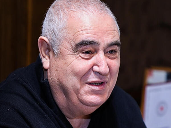 "Pulu stolun üstünə qoydum, dedim ki, nə qədər qızıl var götür"