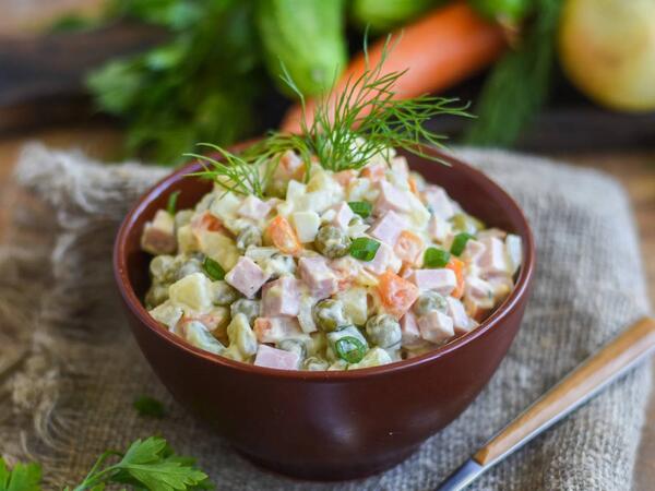 Yeni il süfrəsinin bəzəyi olan salat zəhərlənmə verə bilər - Belə saxlayın