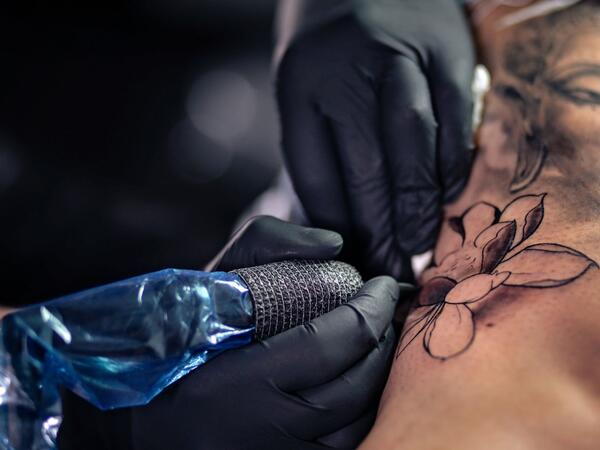 Azərbaycanda ananın qoluna döymə etdirib evə gələn qızına reaksiyası GÜNDƏM OLDU - <span class="color_red">VİDEO</span>