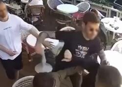 Kafedə dalaşanları ayırmaq istədi, öz canından oldu...