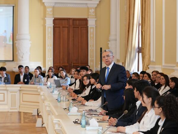 Paytaxt məktəblilərinin müəllifi olduğu növbəti kitabın təqdimatı olub - <span class="color_red">FOTO</span>