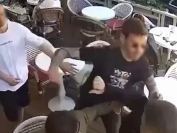 Kafedə dalaşanları ayırmaq istədi, öz canından oldu...