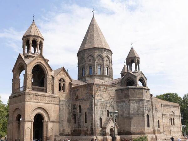 Eçmiədzində toqquşmalar başlayıb, saxlanılanlar var