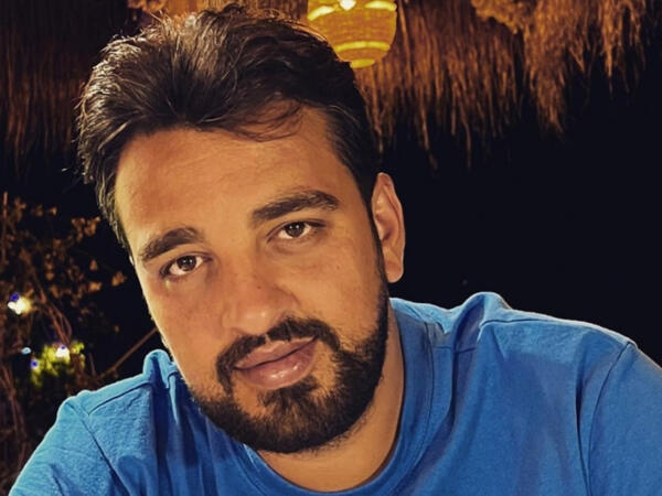 “Səni sevirəm, vallah, özü də çox” - efirdə xanımına sevgi ETİRAFI