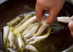 Balıq qızardarkən qoxunun yayılmasının qarşısını alan 5 təsirli üsul